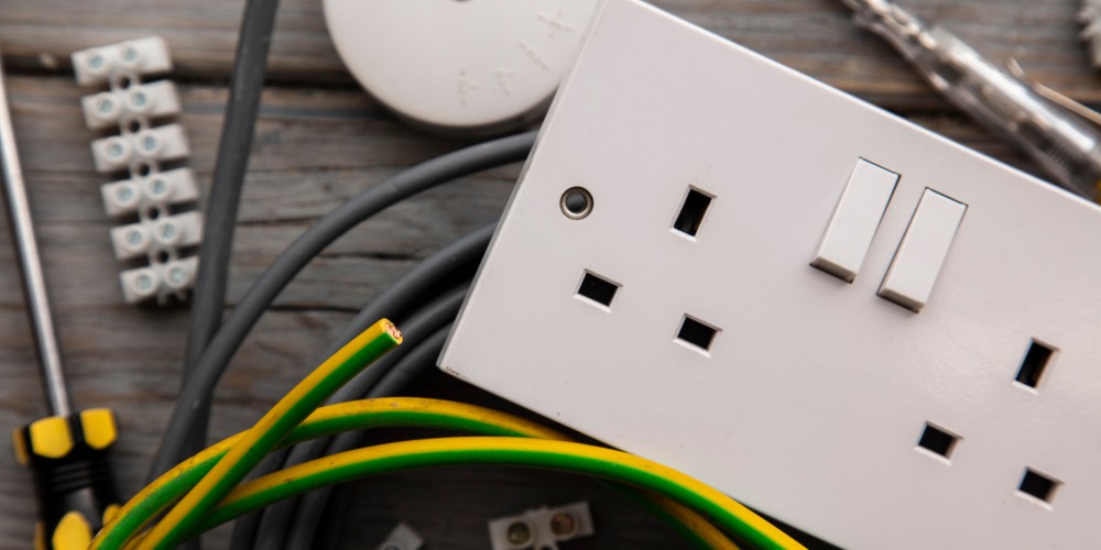 UK plug socket and wiring